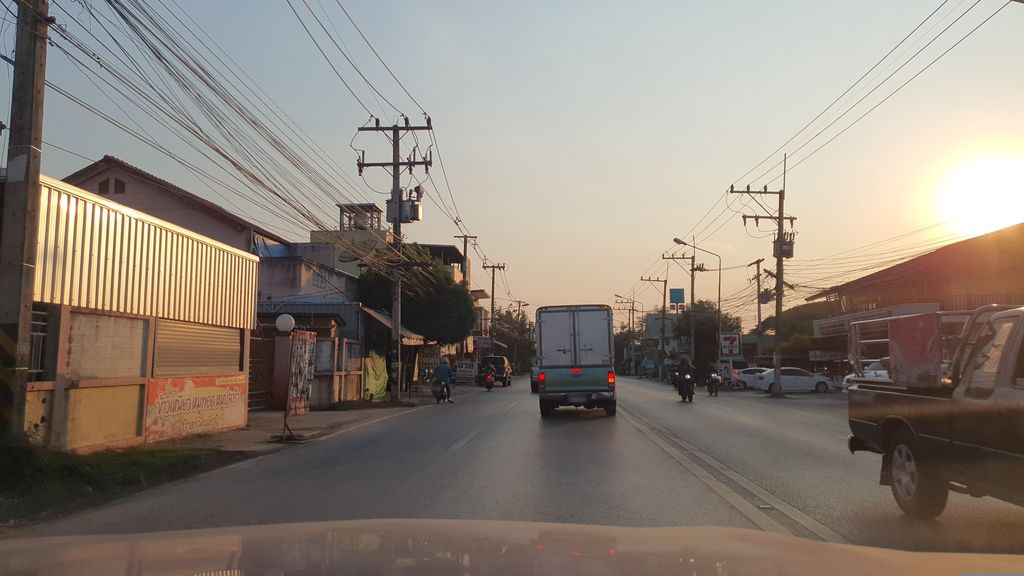 ภาพถนนตรงที่ รสดี เตี๋ยวเนื้อขุน ตั้งอยู่ ถ่ายโดย jrcarlsen พ.ศ. 2566 (2023) · A street-level view of where รสดี เตี๋ยวเนื้อขุน · Rotdi Tiaonuea Khun stands, by jrcarlsen in 2566 (2023)