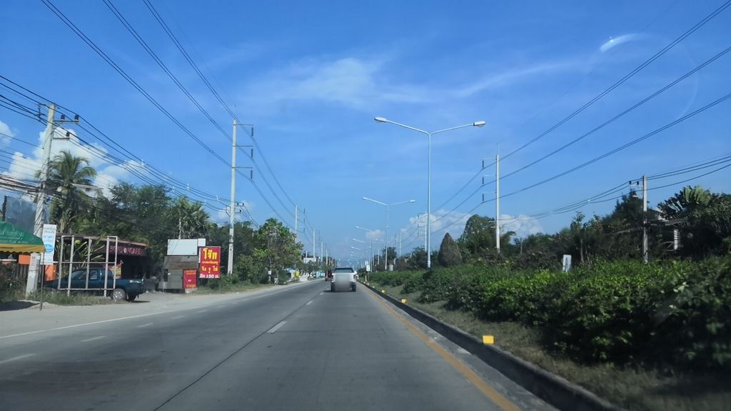 ภาพถนนตรงที่ ชาคุมะ Chakuma บ้านสันหลวงดอยสะเก็ด ตั้งอยู่ ถ่ายโดย charlesano พ.ศ. 2561 (2018) · A street-level view of where ชาคุมะ Chakuma บ้านสันหลวงดอยสะเก็ด stands, by charlesano in 2561 (2018)