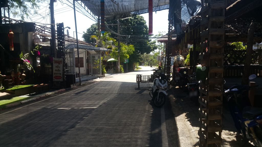 ภาพถนนตรงที่ Milk shop.BaanTawai ตั้งอยู่ ถ่ายโดย jrcarlsen พ.ศ. 2562 (2019) · A street-level view of where Milk shop.BaanTawai stands, by jrcarlsen in 2562 (2019)