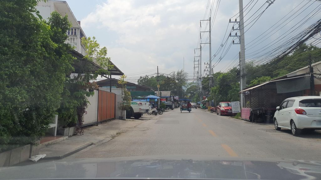 ภาพถนนตรงที่ ดีทาวน์แมนชั่น ตั้งอยู่ ถ่ายโดย jrcarlsen พ.ศ. 2565 (2022) · A street-level view of where ดีทาวน์แมนชั่น · Dithao Mansion stands, by jrcarlsen in 2565 (2022)
