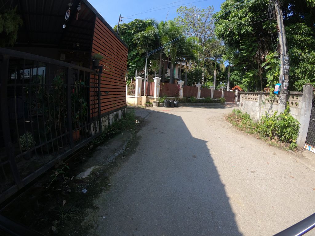 ภาพถนนตรงที่ ตู้ซิ่ง บ้านนอก ตั้งอยู่ ถ่ายโดย chanuwath_grab พ.ศ. 2562 (2019) · A street-level view of where ตู้ซิ่ง บ้านนอก · Tusing Ban Nok stands, by chanuwath_grab in 2562 (2019)