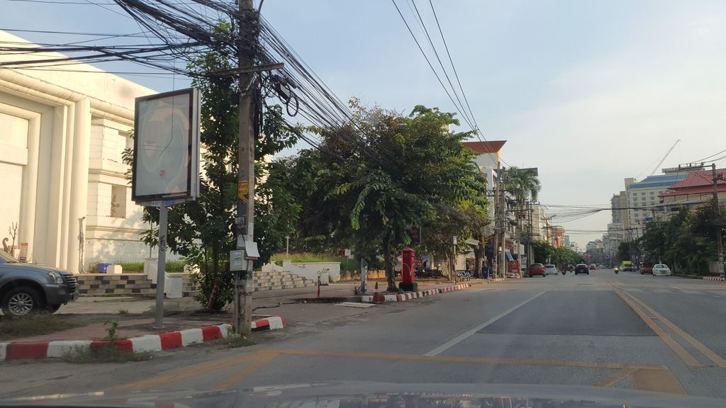 ภาพถนนตรงที่ Kunlarat Massage ตั้งอยู่ ถ่ายโดย jrcarlsen พ.ศ. 2564 (2021) · A street-level view of where Kunlarat Massage stands, by jrcarlsen in 2564 (2021)