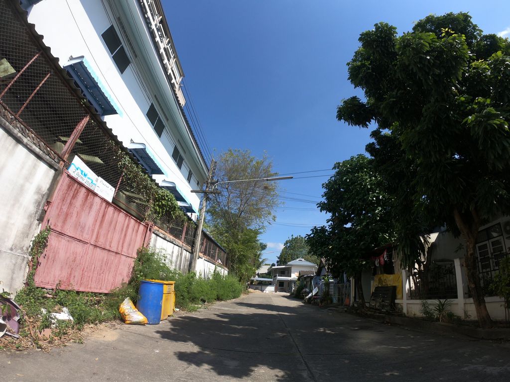 ภาพถนนตรงที่ หมู่บ้านเวียงทอง 3 ตั้งอยู่ ถ่ายโดย chanuwath_grab พ.ศ. 2562 (2019) · A street-level view of where หมู่บ้านเวียงทอง 3 · Wiang Thong 3 Village stands, by chanuwath_grab in 2562 (2019)