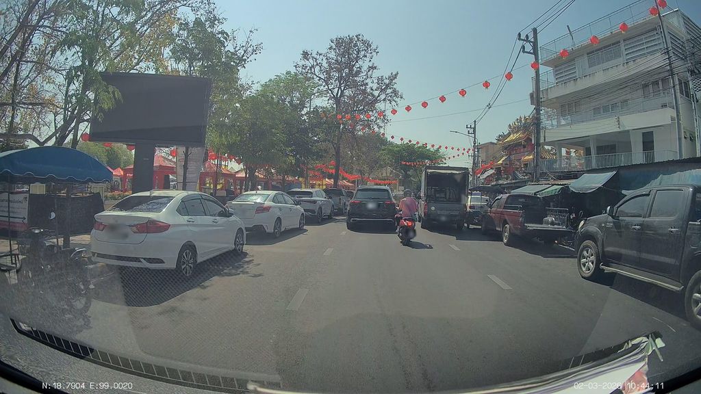 ภาพถนนตรงที่ ร้านดอกไม้ผกาโฟร์ซีซั่นเชียงใหม่ ตั้งอยู่ ถ่ายโดย ThailandCambodia พ.ศ. 2569 (2026) · A street-level view of where ร้านดอกไม้ผกาโฟร์ซีซั่นเชียงใหม่ · Ran Dokmai Phaka Sisan Chiang Mai stands, by ThailandCambodia in 2569 (2026)