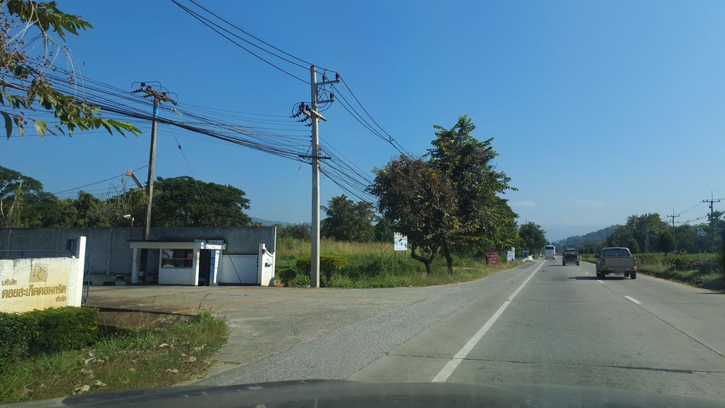 ภาพถนนตรงที่ ดอยสะเก็ดคอนกรีต ตั้งอยู่ ถ่ายโดย jrcarlsen พ.ศ. 2562 (2019) · A street-level view of where ดอยสะเก็ดคอนกรีต · Doi Saket Concrete stands, by jrcarlsen in 2562 (2019)