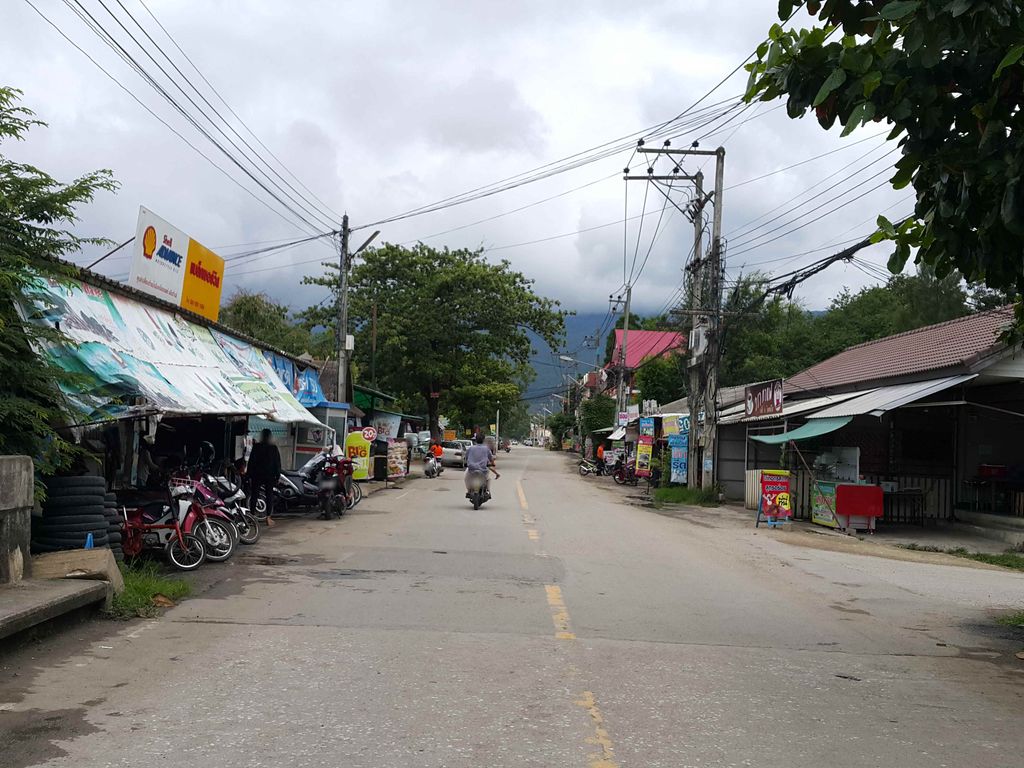 ภาพถนนตรงที่ ที่นี่ “บ้านท่อ” คราฟเบียร์ ตั้งอยู่ ถ่ายโดย jrcarlsen พ.ศ. 2558 (2015) · A street-level view of where ที่นี่ “บ้านท่อ” คราฟเบียร์ · Thi Ni “ban Tho” Khrapbia stands, by jrcarlsen in 2558 (2015)