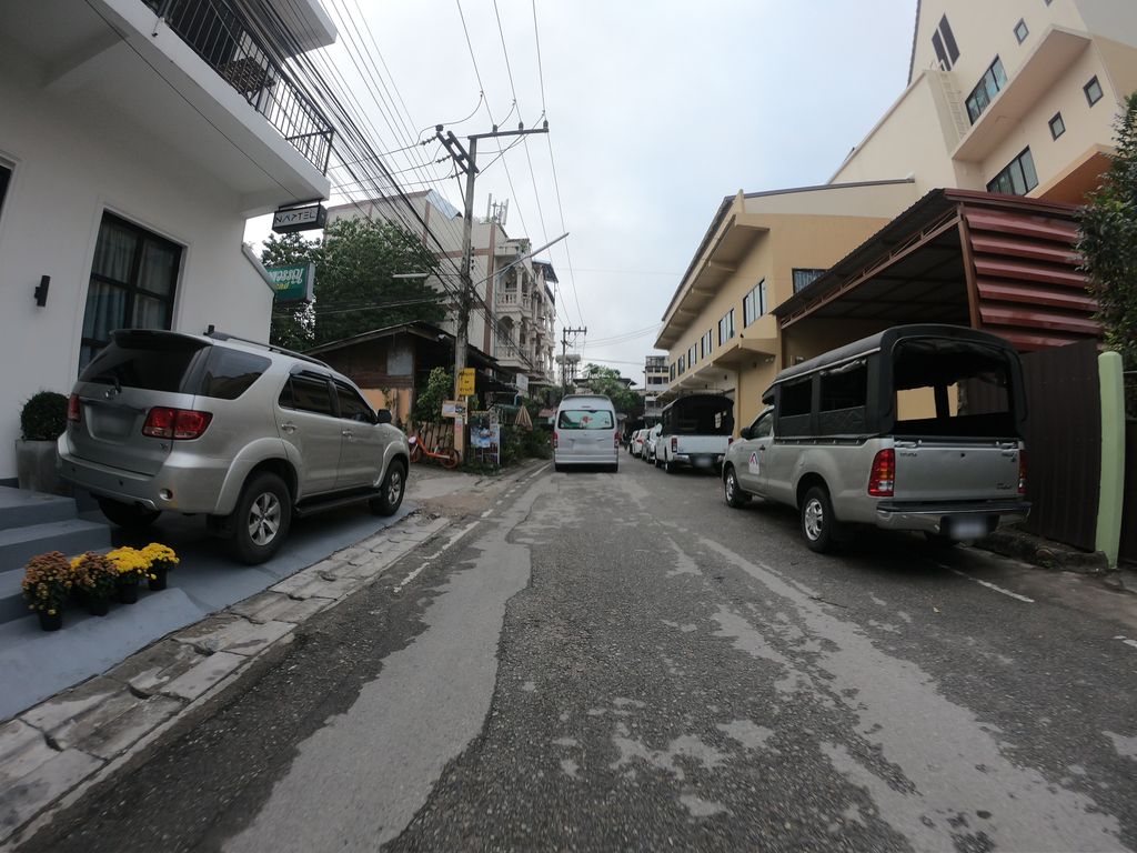 ภาพถนนตรงที่ รับจ่ายตลาดกาดเมืองใหม่ Delivery ตั้งอยู่ ถ่ายโดย chanuwath_grab พ.ศ. 2562 (2019) · A street-level view of where รับจ่ายตลาดกาดเมืองใหม่ Delivery stands, by chanuwath_grab in 2562 (2019)