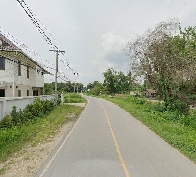 ภาพถนนตรงที่ เพื่อนคาเฟ่ แม่ริม ตั้งอยู่ ถ่ายโดย fuse พ.ศ. 2563 (2020) · A street-level view of where เพื่อนคาเฟ่ แม่ริม · Phueankhafe Mae Rim stands, by fuse in 2563 (2020)