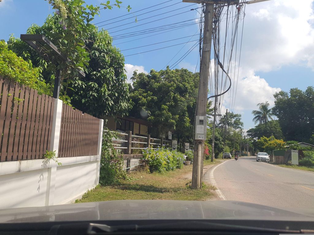 ภาพถนนตรงที่ Pakamon Factory ตั้งอยู่ ถ่ายโดย jrcarlsen พ.ศ. 2566 (2023) · A street-level view of where Pakamon Factory stands, by jrcarlsen in 2566 (2023)
