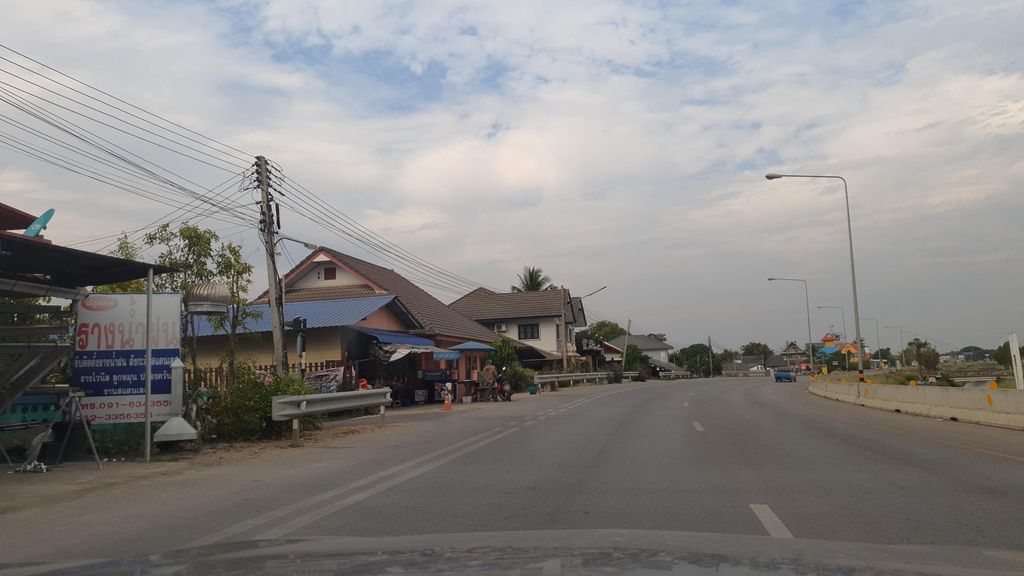 ภาพถนนตรงที่ พลอยชาเฟ่ ตั้งอยู่ ถ่ายโดย jrcarlsen พ.ศ. 2565 (2022) · A street-level view of where พลอยชาเฟ่ · Phaloichafe stands, by jrcarlsen in 2565 (2022)