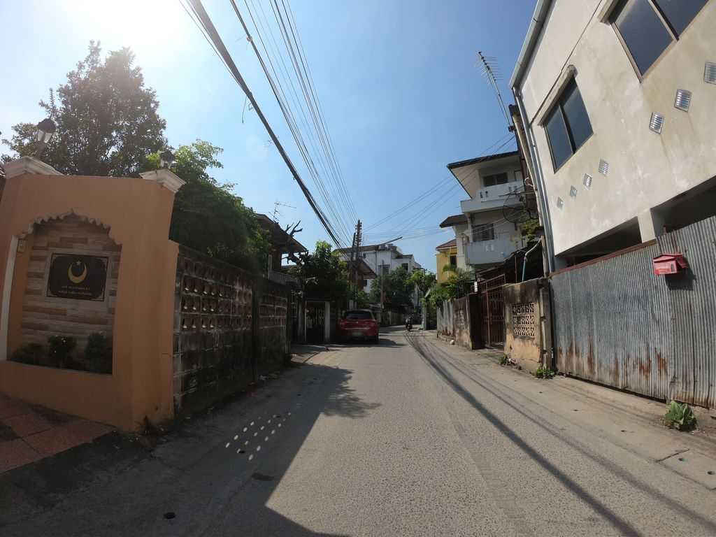 ภาพถนนตรงที่ Once Again Hostel in Chiang Mai ตั้งอยู่ ถ่ายโดย chanuwath_grab พ.ศ. 2562 (2019) · A street-level view of where Once Again Hostel in Chiang Mai stands, by chanuwath_grab in 2562 (2019)