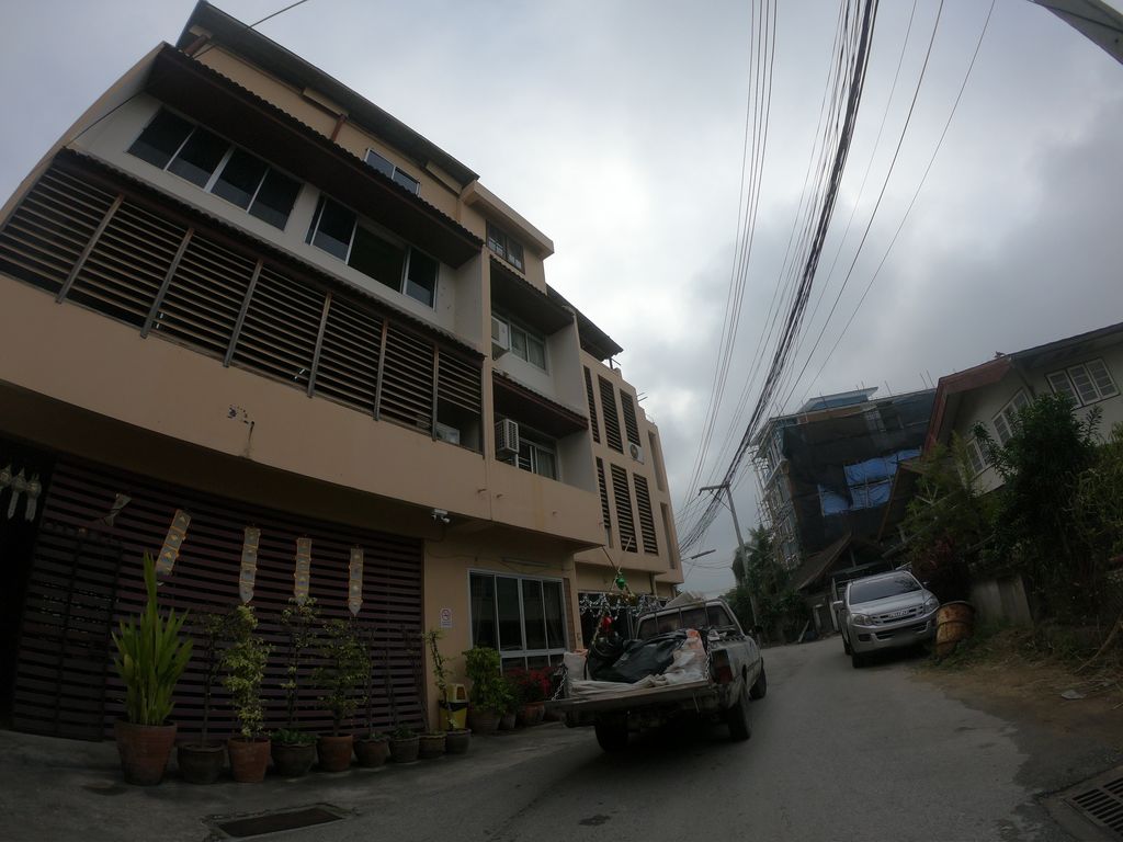 ภาพถนนตรงที่ โรงเรียนแพทย์แผนไทยชีวกโกมารภัทจ์ Thai Massage School Shivagakomarpaj (Old Medicine Clinic) ตั้งอยู่ ถ่ายโดย chanuwath_grab พ.ศ. 2562 (2019) · A street-level view of where โรงเรียนแพทย์แผนไทยชีวกโกมารภัทจ์ Thai Massage School Shivagakomarpaj (Old Medicine Clinic) stands, by chanuwath_grab in 2562 (2019)