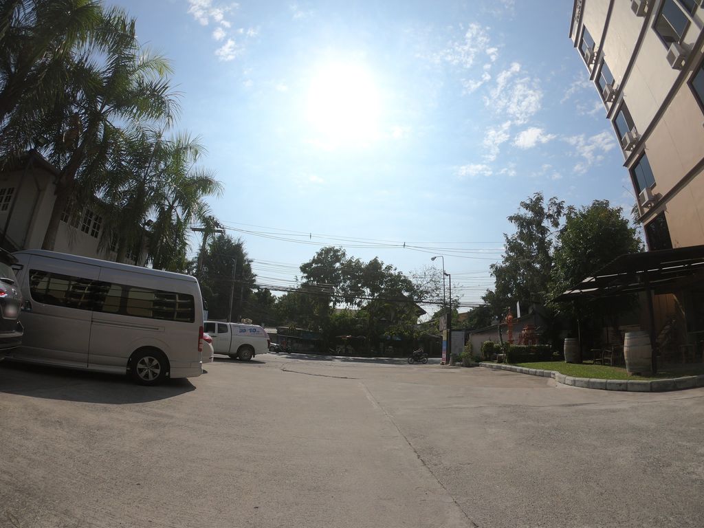 ภาพถนนตรงที่ Steak boon boon ตั้งอยู่ ถ่ายโดย chanuwath_grab พ.ศ. 2562 (2019) · A street-level view of where Steak boon boon stands, by chanuwath_grab in 2562 (2019)