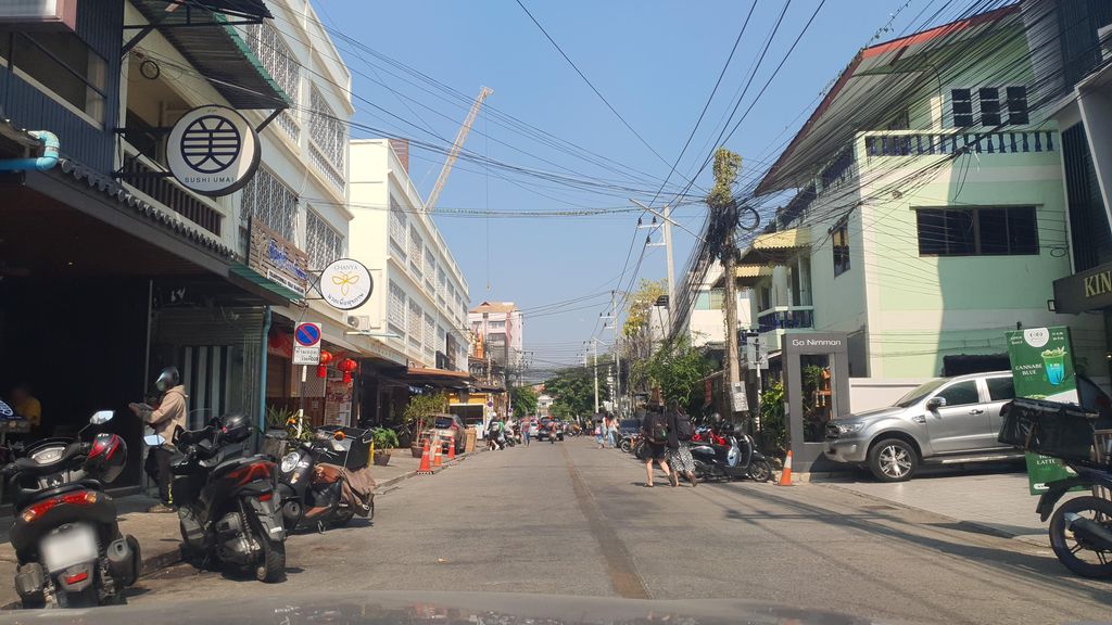 ภาพถนนตรงที่ เฮง เฮง นวดเพื่อสุขภาพ Thai  Massage  泰式按摩 ตั้งอยู่ ถ่ายโดย jrcarlsen พ.ศ. 2566 (2023) · A street-level view of where เฮง เฮง นวดเพื่อสุขภาพ Thai  Massage  泰式按摩 stands, by jrcarlsen in 2566 (2023)
