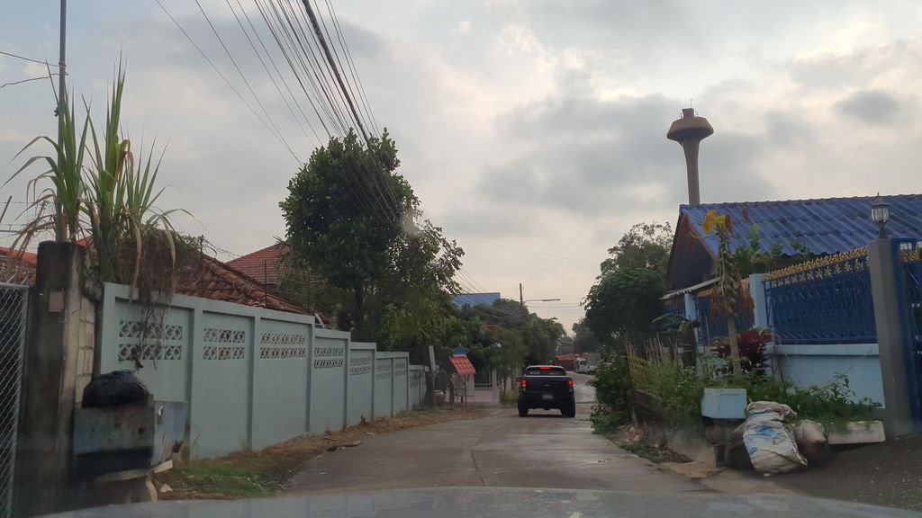 ภาพถนนตรงที่ ศาสนจักรของพระเยซูคริสต์แห่งวิสุทธิชนยุคสุดท้าย ตั้งอยู่ ถ่ายโดย jrcarlsen พ.ศ. 2565 (2022) · A street-level view of where ศาสนจักรของพระเยซูคริสต์แห่งวิสุทธิชนยุคสุดท้าย · Satna Chak Khong Phra Yesu Khrit Haeng Wi Sutthi Chon Yuk Sutthai stands, by jrcarlsen in 2565 (2022)