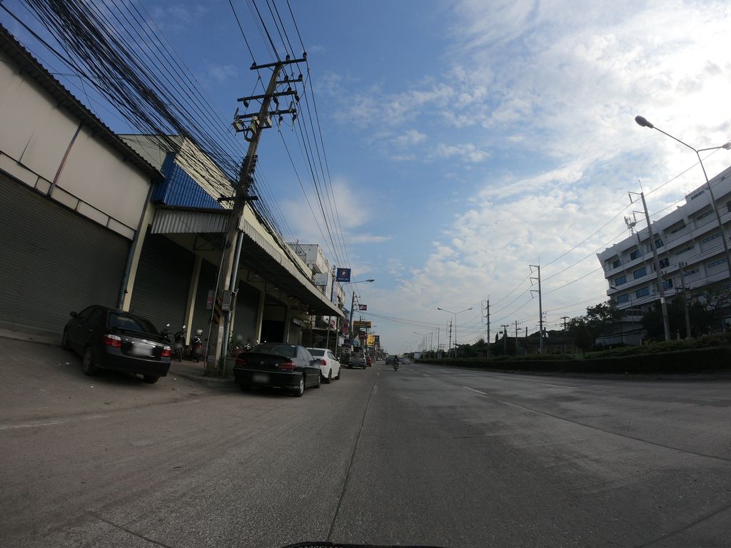 ภาพถนนตรงที่ Kaikah Cafe ตั้งอยู่ ถ่ายโดย chanuwath_grab พ.ศ. 2562 (2019) · A street-level view of where Kaikah Cafe stands, by chanuwath_grab in 2562 (2019)