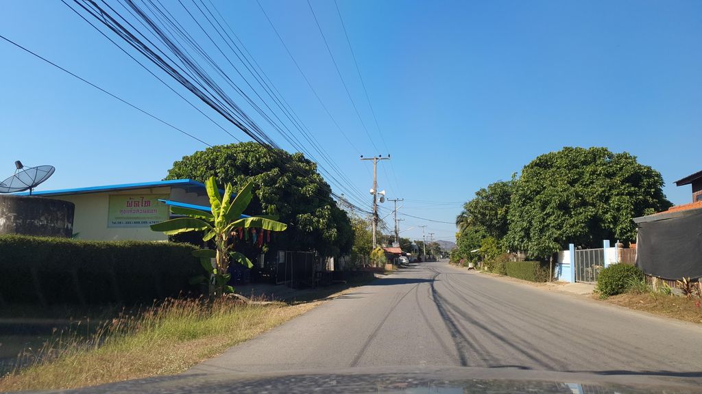 ภาพถนนตรงที่ สันป่าตองไม้แบบ ตั้งอยู่ ถ่ายโดย jrcarlsen พ.ศ. 2565 (2022) · A street-level view of where สันป่าตองไม้แบบ · San Pa Tong Maibaep stands, by jrcarlsen in 2565 (2022)