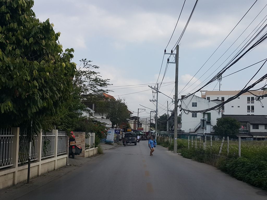 ภาพถนนตรงที่ ครัวเครือไท ตั้งอยู่ ถ่ายโดย jrcarlsen พ.ศ. 2558 (2015) · A street-level view of where ครัวเครือไท · Khruakhrueathai stands, by jrcarlsen in 2558 (2015)