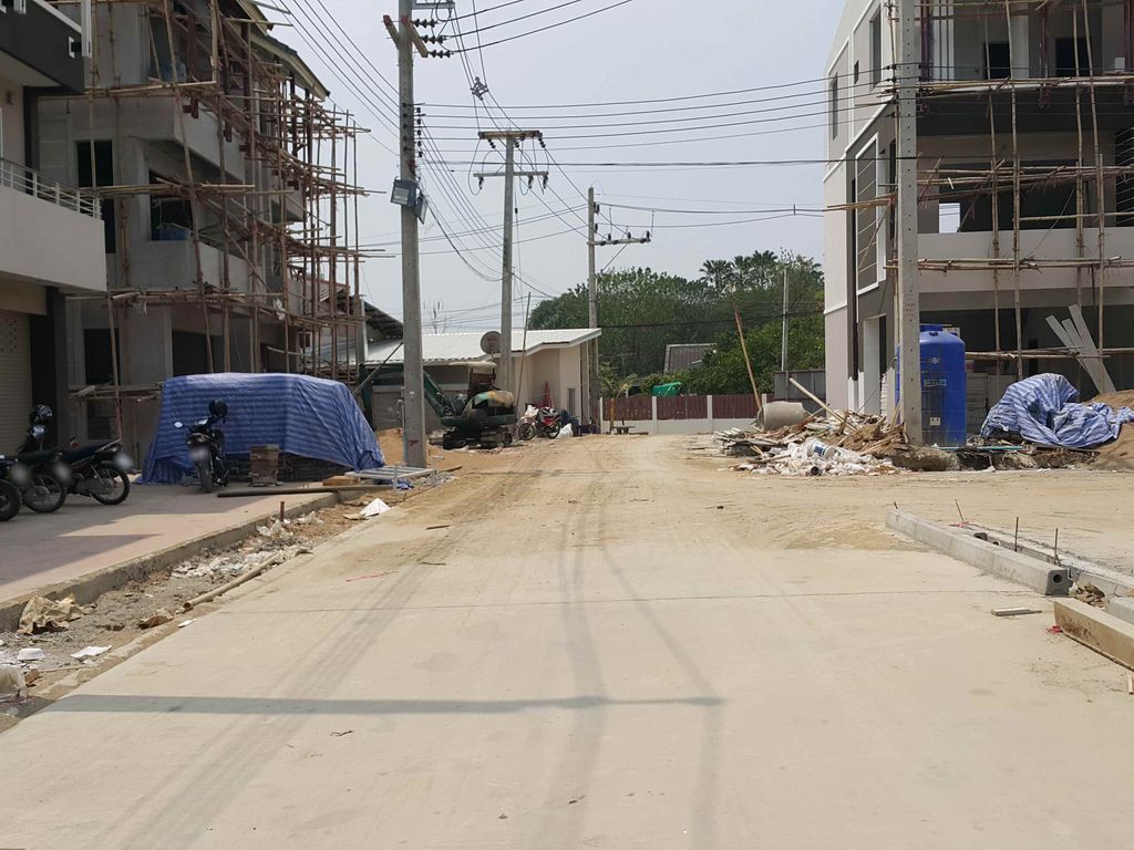 ภาพถนนตรงที่ CM Legal & Business ตั้งอยู่ ถ่ายโดย jrcarlsen พ.ศ. 2558 (2015) · A street-level view of where CM Legal & Business stands, by jrcarlsen in 2558 (2015)