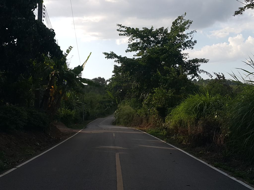 ภาพถนนตรงที่ แม่ออนม่วนใจ๋ Mae On Muan Jai ตั้งอยู่ ถ่ายโดย jrcarlsen พ.ศ. 2558 (2015) · A street-level view of where แม่ออนม่วนใจ๋ Mae On Muan Jai stands, by jrcarlsen in 2558 (2015)