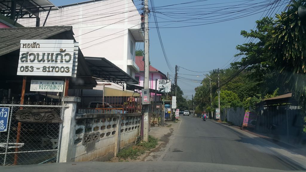 ภาพถนนตรงที่ น้องเพิ่มเพิ่ม ก๋วยเตี๋ยวไส้ ตั้งอยู่ ถ่ายโดย jrcarlsen พ.ศ. 2562 (2019) · A street-level view of where น้องเพิ่มเพิ่ม ก๋วยเตี๋ยวไส้ · Nong Phoem Phoem Kuaitiao Sai stands, by jrcarlsen in 2562 (2019)