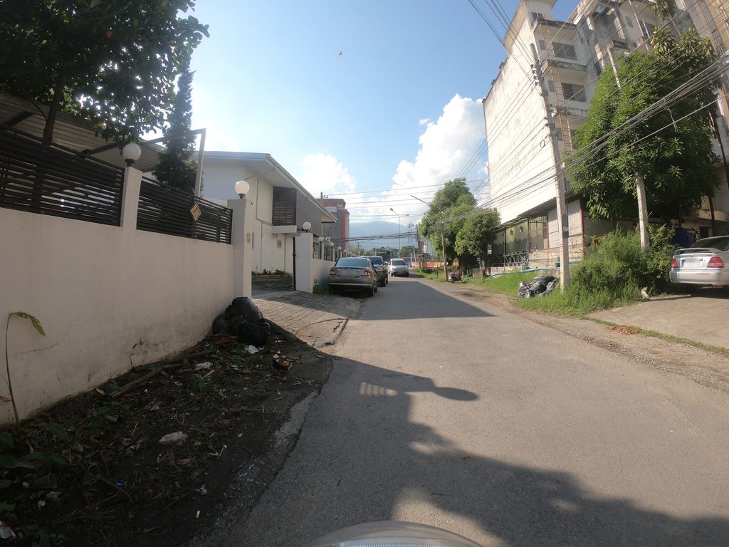 ภาพถนนตรงที่ Kaze ตั้งอยู่ ถ่ายโดย chanuwath_grab พ.ศ. 2562 (2019) · A street-level view of where Kaze stands, by chanuwath_grab in 2562 (2019)