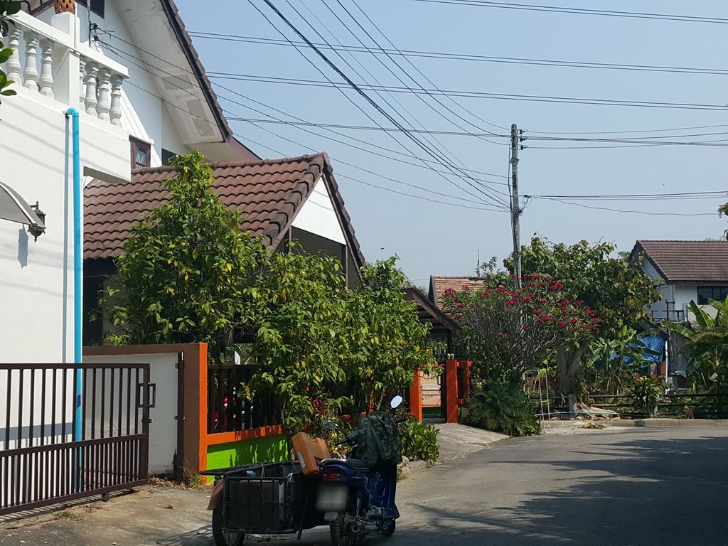 ภาพถนนตรงที่ Bruja Witch Wish Cafe ตั้งอยู่ ถ่ายโดย jrcarlsen พ.ศ. 2559 (2016) · A street-level view of where Bruja Witch Wish Cafe stands, by jrcarlsen in 2559 (2016)