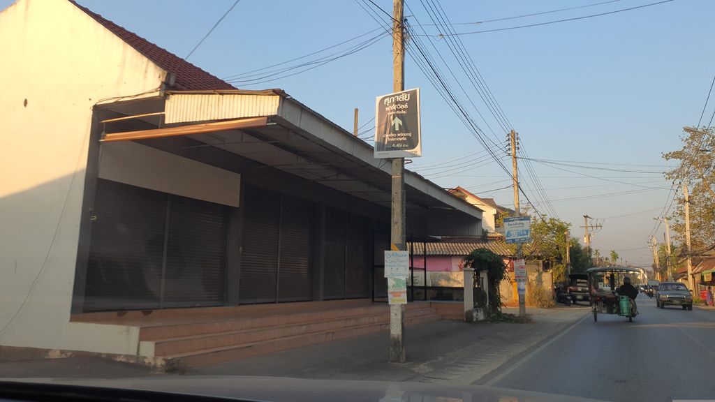 ภาพถนนตรงที่ ไชยวัฒน์การค้า ตั้งอยู่ ถ่ายโดย jrcarlsen พ.ศ. 2566 (2023) · A street-level view of where ไชยวัฒน์การค้า · Chaiwat Kankha stands, by jrcarlsen in 2566 (2023)