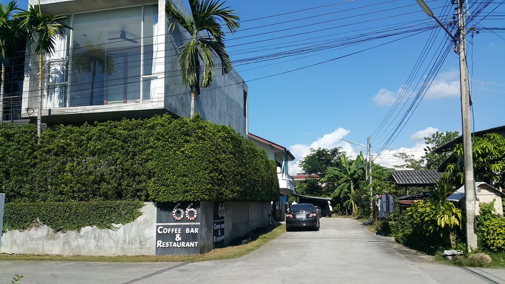 ภาพถนนตรงที่ Chic Ruedoo ตั้งอยู่ ถ่ายโดย jrcarlsen พ.ศ. 2559 (2016) · A street-level view of where Chic Ruedoo stands, by jrcarlsen in 2559 (2016)