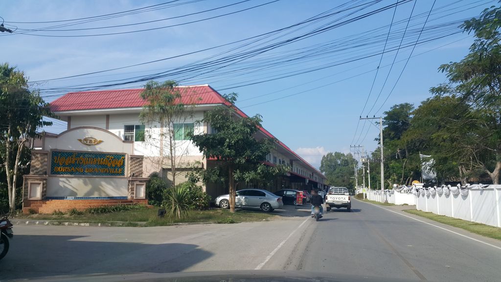 ภาพถนนตรงที่ ร้านขายรถมือสอง เพ็ญนภาวิชัยยนต์ ตั้งอยู่ ถ่ายโดย jrcarlsen พ.ศ. 2560 (2017) · A street-level view of where ร้านขายรถมือสอง เพ็ญนภาวิชัยยนต์ · Ran Khairotmuetong Phennapha Wi Chai Yon stands, by jrcarlsen in 2560 (2017)