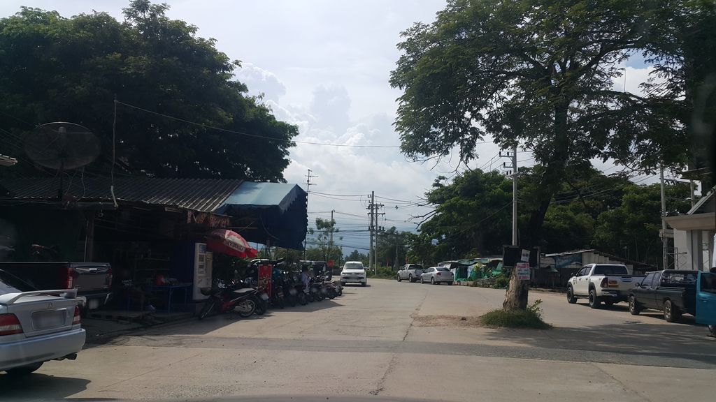 ภาพถนนตรงที่ ร้านชำระเอง-เจริญเมือง ตั้งอยู่ ถ่ายโดย jrcarlsen พ.ศ. 2559 (2016) · A street-level view of where ร้านชำระเอง-เจริญเมือง · Ran Chamra Eng-Charoen Mueang stands, by jrcarlsen in 2559 (2016)