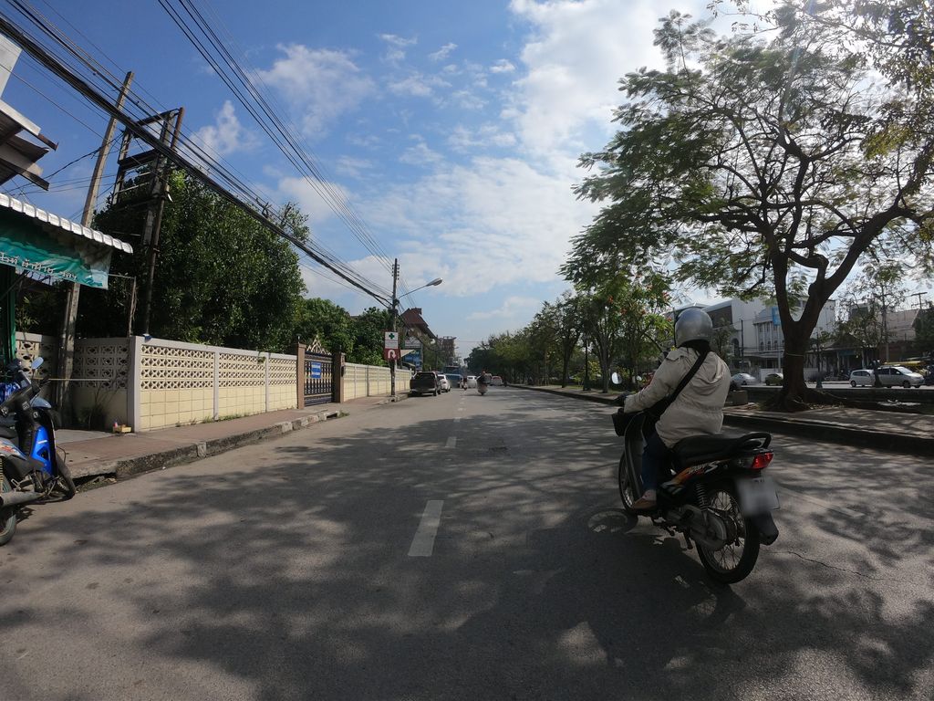 ภาพถนนตรงที่ แว่นตามองเด้ - Monde Eyewear ตั้งอยู่ ถ่ายโดย chanuwath_grab พ.ศ. 2562 (2019) · A street-level view of where แว่นตามองเด้ - Monde Eyewear stands, by chanuwath_grab in 2562 (2019)