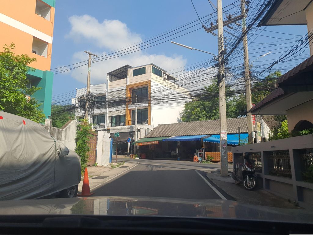ภาพถนนตรงที่ Acai Story ตั้งอยู่ ถ่ายโดย jrcarlsen พ.ศ. 2566 (2023) · A street-level view of where Acai Story stands, by jrcarlsen in 2566 (2023)