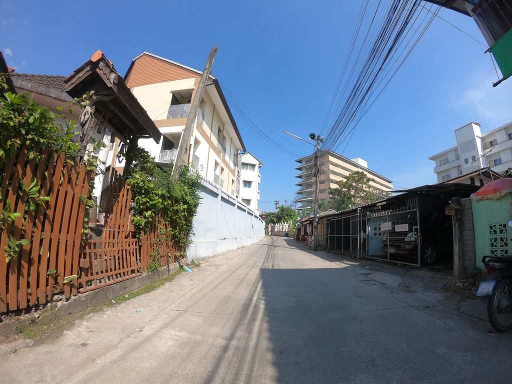 ภาพถนนตรงที่ แก้วศรีนวล Bed & Breakfast ตั้งอยู่ ถ่ายโดย chanuwath_grab พ.ศ. 2562 (2019) · A street-level view of where แก้วศรีนวล Bed & Breakfast stands, by chanuwath_grab in 2562 (2019)