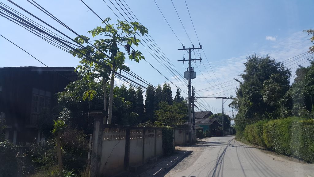 ภาพถนนตรงที่ กระเดื่องฟาร์ม ตั้งอยู่ ถ่ายโดย jrcarlsen พ.ศ. 2560 (2017) · A street-level view of where กระเดื่องฟาร์ม · Kradueang Farm stands, by jrcarlsen in 2560 (2017)