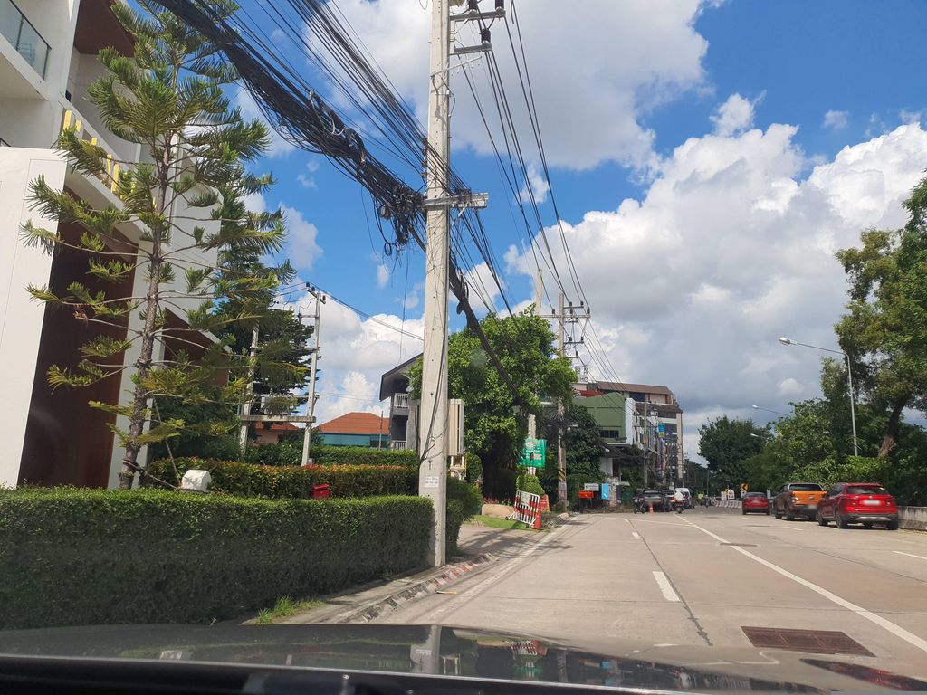 ภาพถนนตรงที่ หม่าล่า 5 Mala Ha Chiang Mai ตั้งอยู่ ถ่ายโดย jrcarlsen พ.ศ. 2566 (2023) · A street-level view of where หม่าล่า 5 Mala Ha Chiang Mai stands, by jrcarlsen in 2566 (2023)