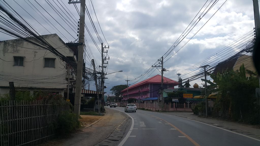 ภาพถนนตรงที่ คุมอง ศูนย์สันป่าตอง ตั้งอยู่ ถ่ายโดย jrcarlsen พ.ศ. 2561 (2018) · A street-level view of where คุมอง ศูนย์สันป่าตอง · Khumong Sun San Pa Tong stands, by jrcarlsen in 2561 (2018)