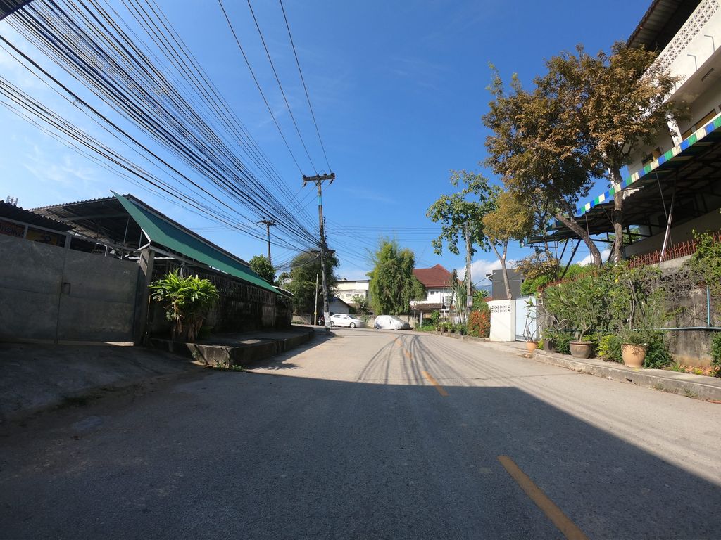 ภาพถนนตรงที่ Piano Room Chiangmai ตั้งอยู่ ถ่ายโดย chanuwath_grab พ.ศ. 2562 (2019) · A street-level view of where Piano Room Chiangmai stands, by chanuwath_grab in 2562 (2019)
