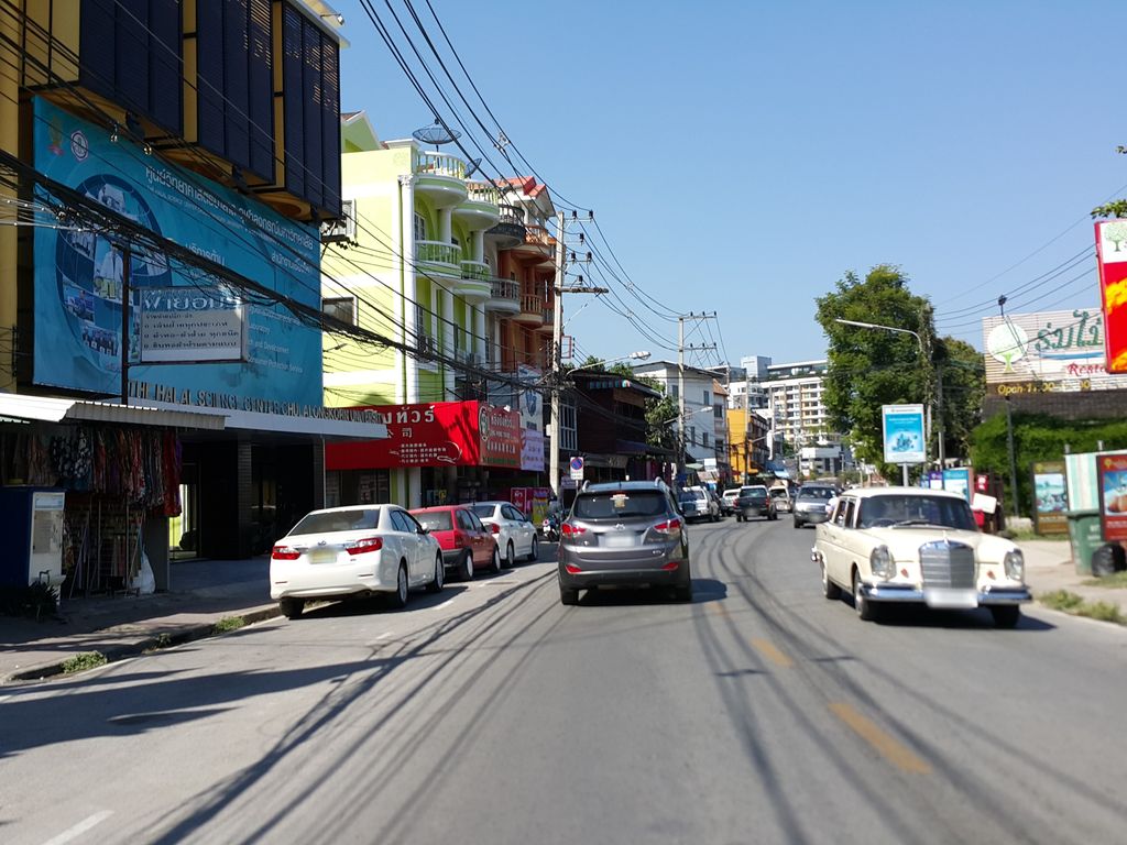 ภาพถนนตรงที่ Quick Wash CNX ล้าง อัด ฉีด เชียงใหม่ ตั้งอยู่ ถ่ายโดย jrcarlsen พ.ศ. 2558 (2015) · A street-level view of where Quick Wash CNX ล้าง อัด ฉีด เชียงใหม่ stands, by jrcarlsen in 2558 (2015)