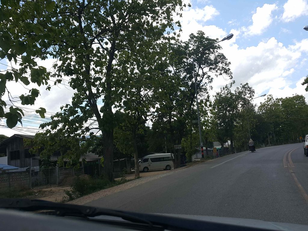 ภาพถนนตรงที่ Hostel at Doi Inthanon ตั้งอยู่ ถ่ายโดย jrcarlsen พ.ศ. 2558 (2015) · A street-level view of where Hostel at Doi Inthanon stands, by jrcarlsen in 2558 (2015)