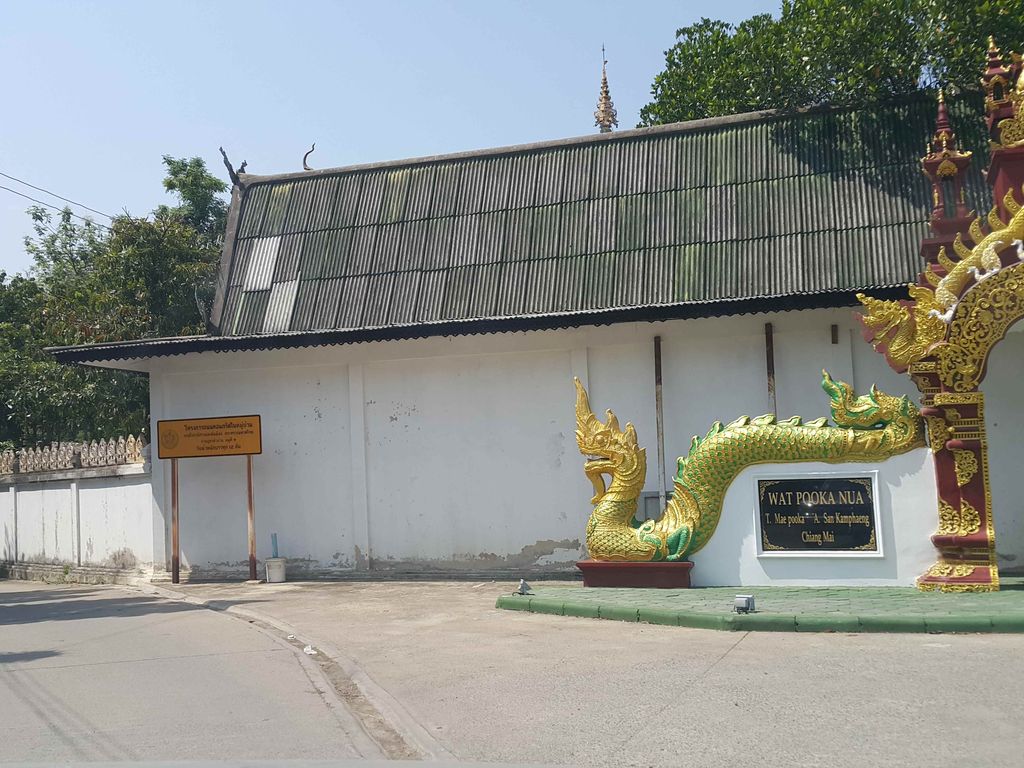 ภาพถนนตรงที่ ร้านกาแฟปัจจุบัน Pat Chu Ban Cafe' ตั้งอยู่ ถ่ายโดย jrcarlsen พ.ศ. 2558 (2015) · A street-level view of where ร้านกาแฟปัจจุบัน Pat Chu Ban Cafe' stands, by jrcarlsen in 2558 (2015)