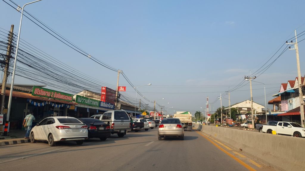 ภาพถนนตรงที่ ธัญลักษณ์การค้า ตั้งอยู่ ถ่ายโดย jrcarlsen พ.ศ. 2565 (2022) · A street-level view of where ธัญลักษณ์การค้า · Than Laksa Kankha stands, by jrcarlsen in 2565 (2022)