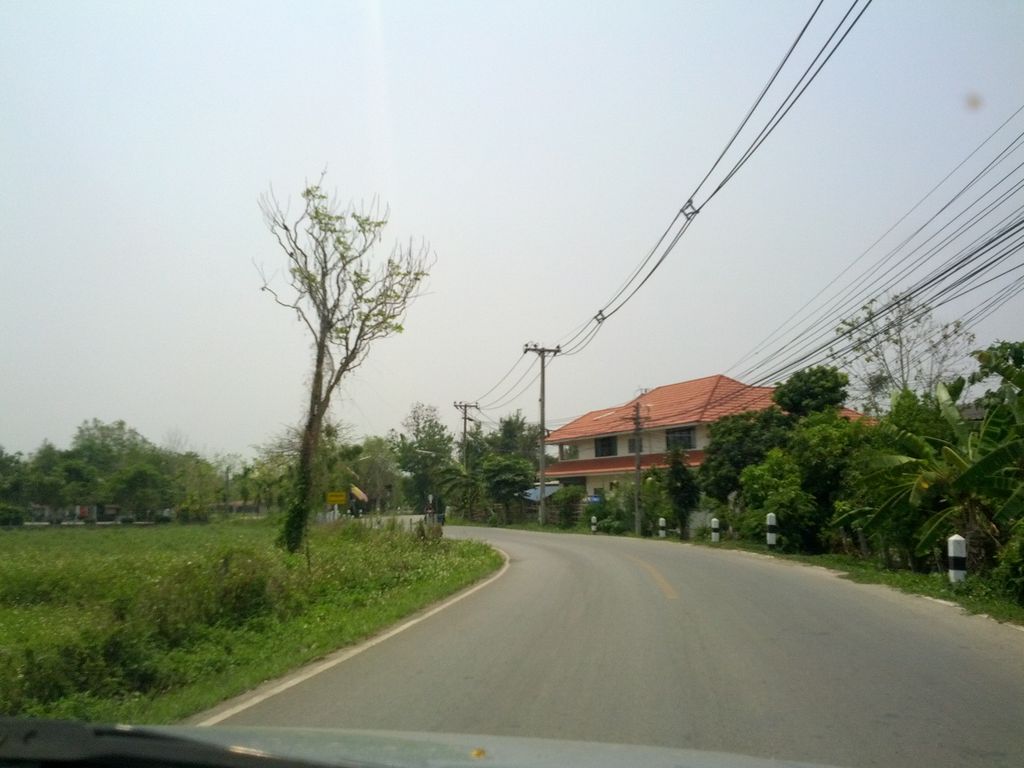 ภาพถนนตรงที่ Momoko's Farm ตั้งอยู่ ถ่ายโดย jrcarlsen พ.ศ. 2558 (2015) · A street-level view of where Momoko's Farm stands, by jrcarlsen in 2558 (2015)