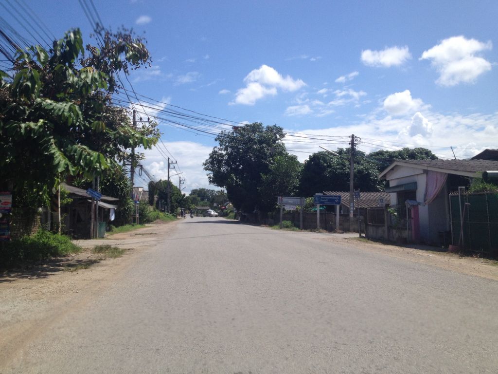 ภาพถนนตรงที่ บ้านหารแก้ว ตั้งอยู่ ถ่ายโดย jimwatana พ.ศ. 2558 (2015) · A street-level view of where บ้านหารแก้ว · Ban Hankwae stands, by jimwatana in 2558 (2015)