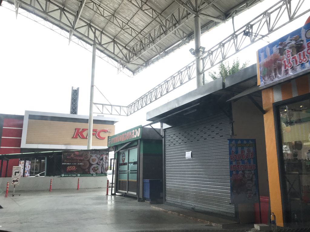 ภาพถนนตรงที่ เติมยิ้มเกาลัด ตั้งอยู่ ถ่ายโดย prasert พ.ศ. 2561 (2018) · A street-level view of where เติมยิ้มเกาลัด · Toemyim Kaolat stands, by prasert in 2561 (2018)