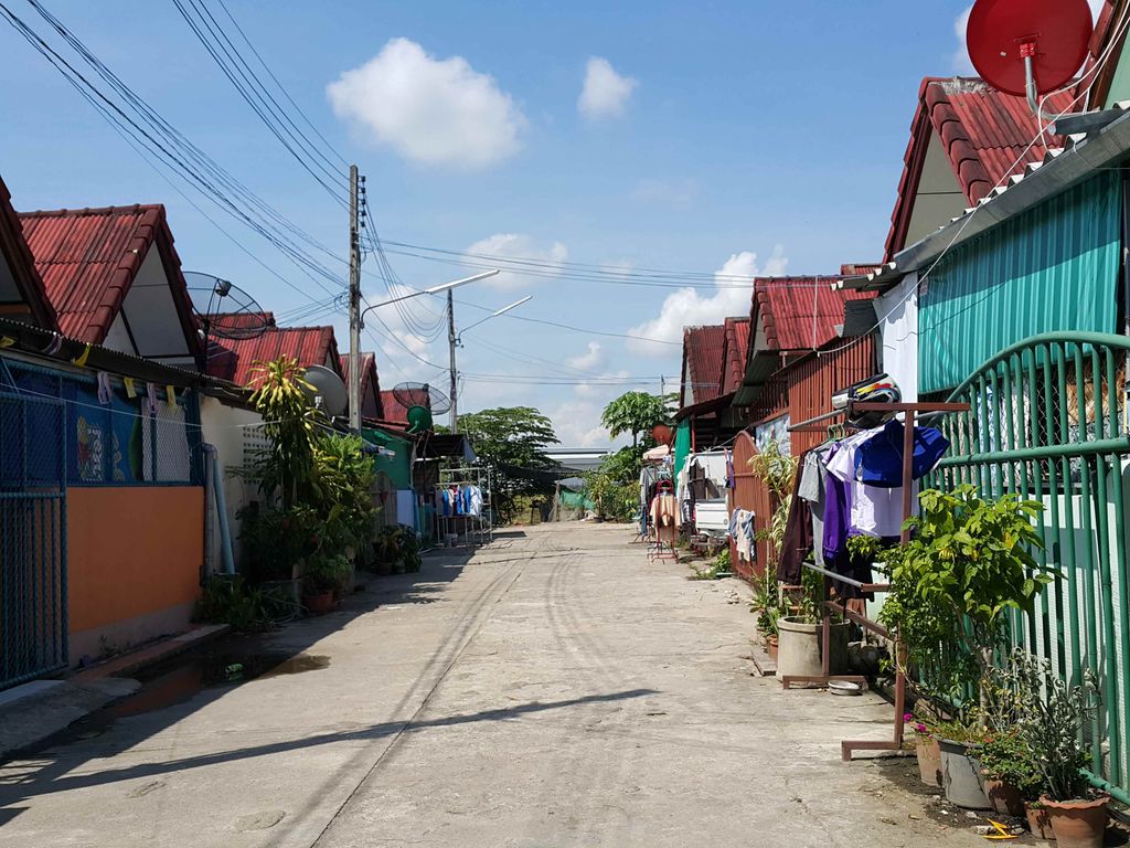 ภาพถนนตรงที่ Mydent Dental Clinic ตั้งอยู่ ถ่ายโดย jrcarlsen พ.ศ. 2558 (2015) · A street-level view of where Mydent Dental Clinic stands, by jrcarlsen in 2558 (2015)