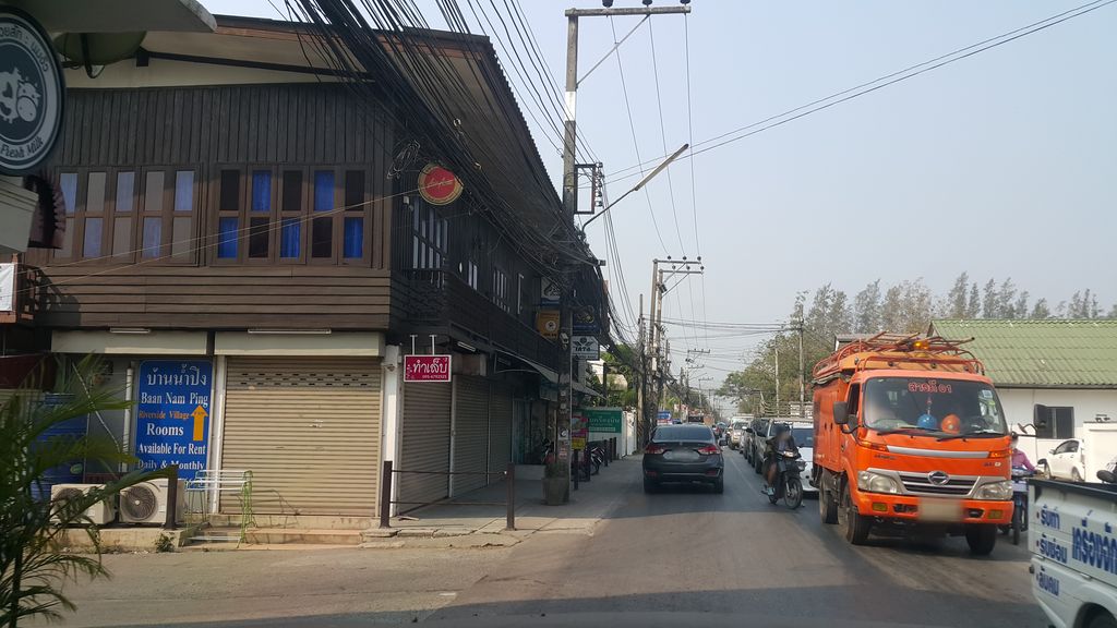 ภาพถนนตรงที่ นมฮา นมงัว สารภีเชียงใหม่ ตั้งอยู่ ถ่ายโดย jrcarlsen พ.ศ. 2562 (2019) · A street-level view of where นมฮา นมงัว สารภีเชียงใหม่ · Nomha Nomngua Saraphi Chiang Mai stands, by jrcarlsen in 2562 (2019)