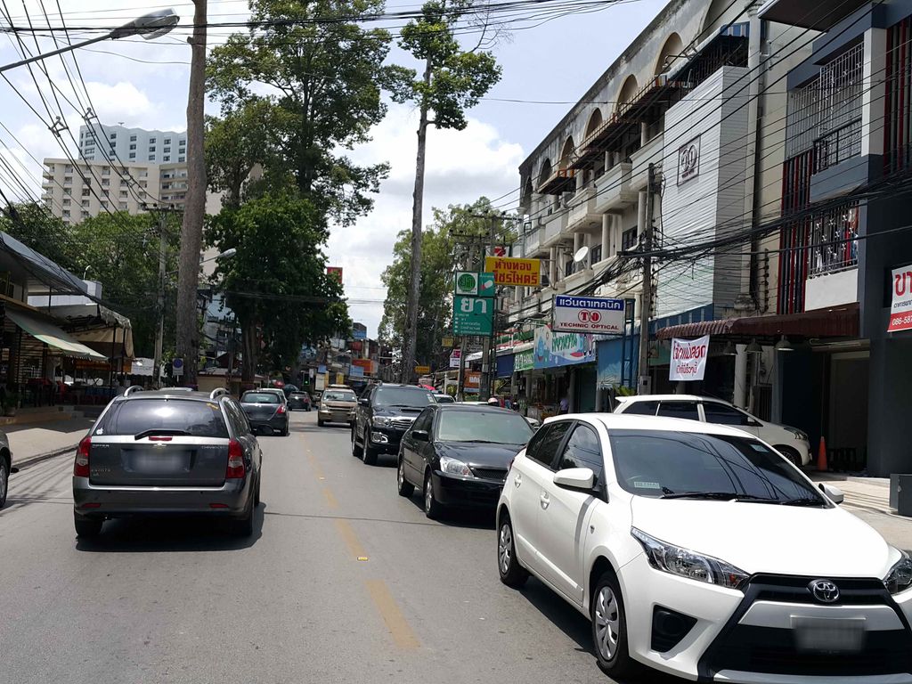 ภาพถนนตรงที่ ร้านทองโอเอะหนองหอย ตั้งอยู่ ถ่ายโดย jrcarlsen พ.ศ. 2558 (2015) · A street-level view of where ร้านทองโอเอะหนองหอย · Ran Thong Oe Nong Hoi stands, by jrcarlsen in 2558 (2015)