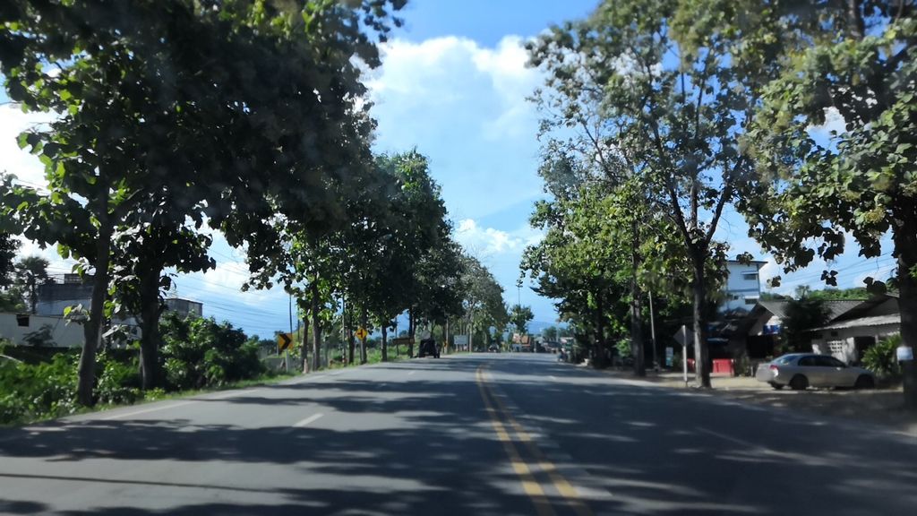 ภาพถนนตรงที่ โรงเรียนอนุบาลสวนแก้ว ตั้งอยู่ ถ่ายโดย charlesano พ.ศ. 2561 (2018) · A street-level view of where โรงเรียนอนุบาลสวนแก้ว · Anuban Suan Kaeo School stands, by charlesano in 2561 (2018)