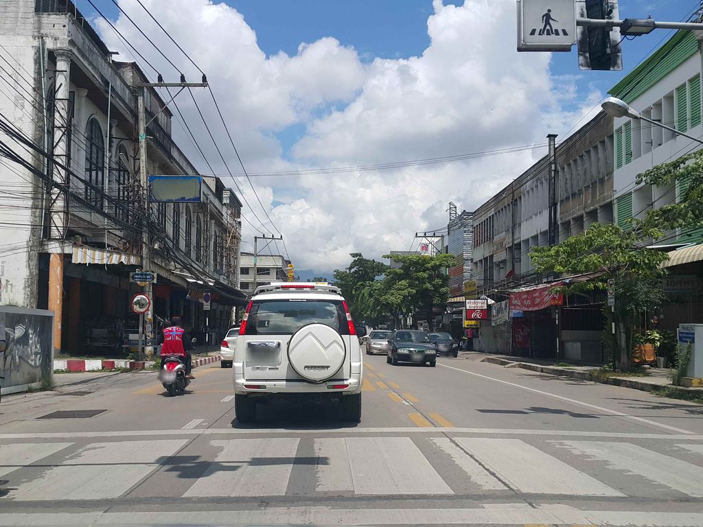 ภาพถนนตรงที่ จักรพรรดิ ตั้งอยู่ ถ่ายโดย jrcarlsen พ.ศ. 2558 (2015) · A street-level view of where จักรพรรดิ · Chakraphrondi stands, by jrcarlsen in 2558 (2015)